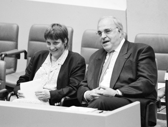 Bundeskanzler Helmut Kohl (r.) auf der Regierungsbank im Bundestag bei einem Gespräch mit Angela Merkel, Bundesministerin für Frauen und Jugend während einer Debatte über die Neufassung von § 218 StGB.